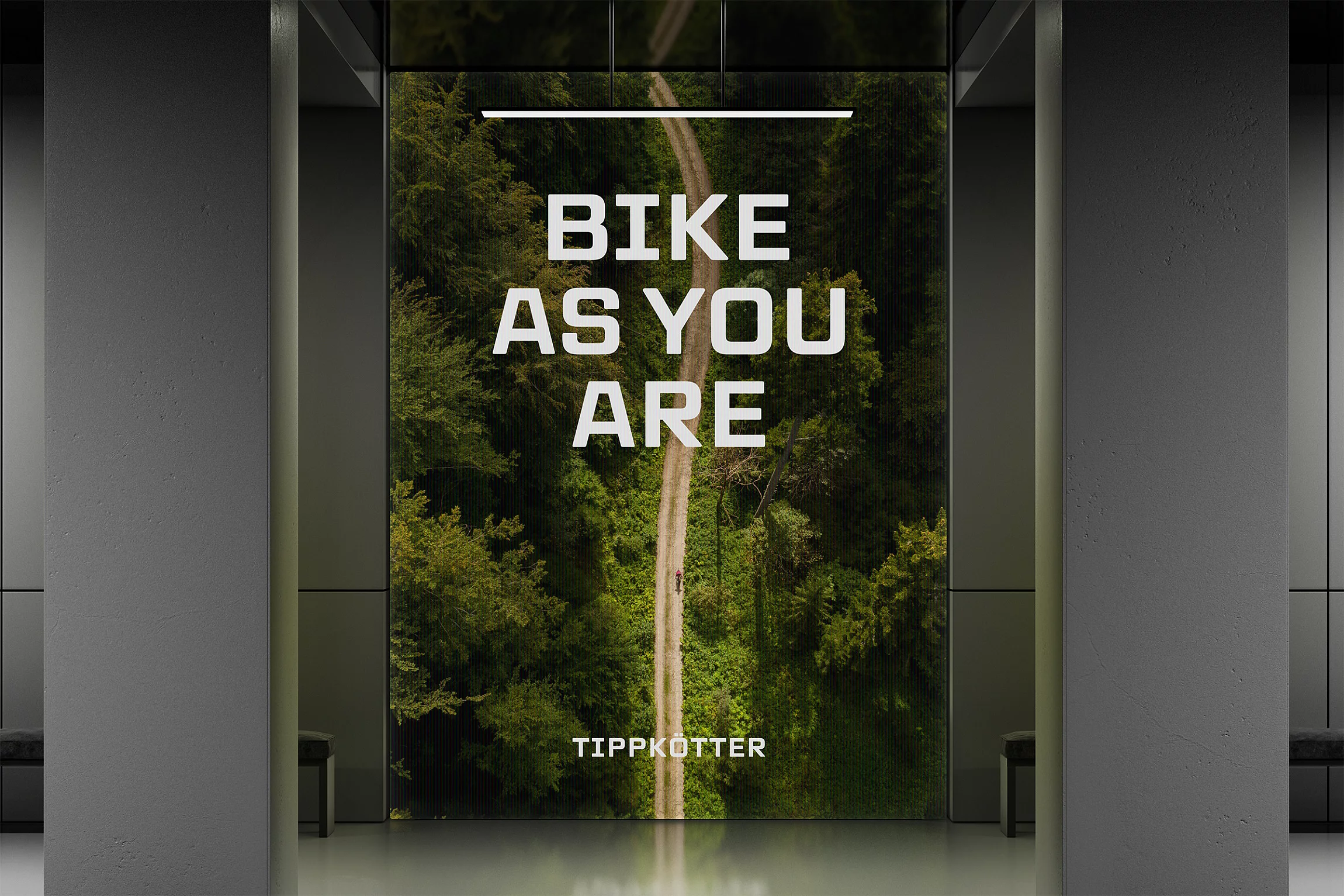 Bildkonzept für den Tippkötter Bikestore - Vogelperspektive - Radfahrer im Wald - mit Claim - DXR